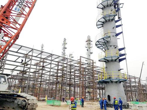 ACO裝置首臺(tái)超百噸塔器順利吊裝完成2